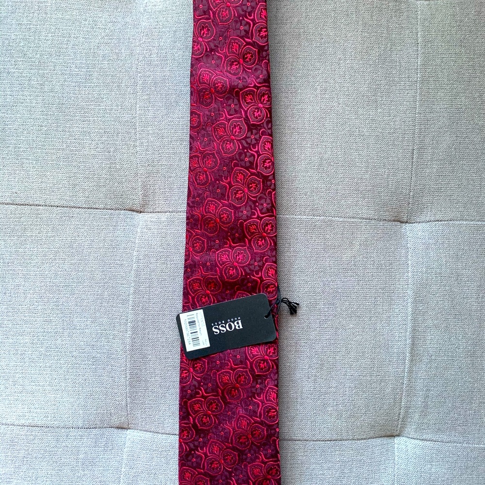 New Hugo Boss Mens Silk tie in Red Print